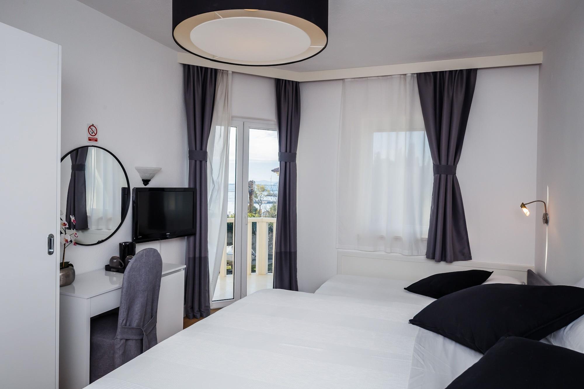 Hotel Villa Zarko Kaštel Stari Buitenkant foto