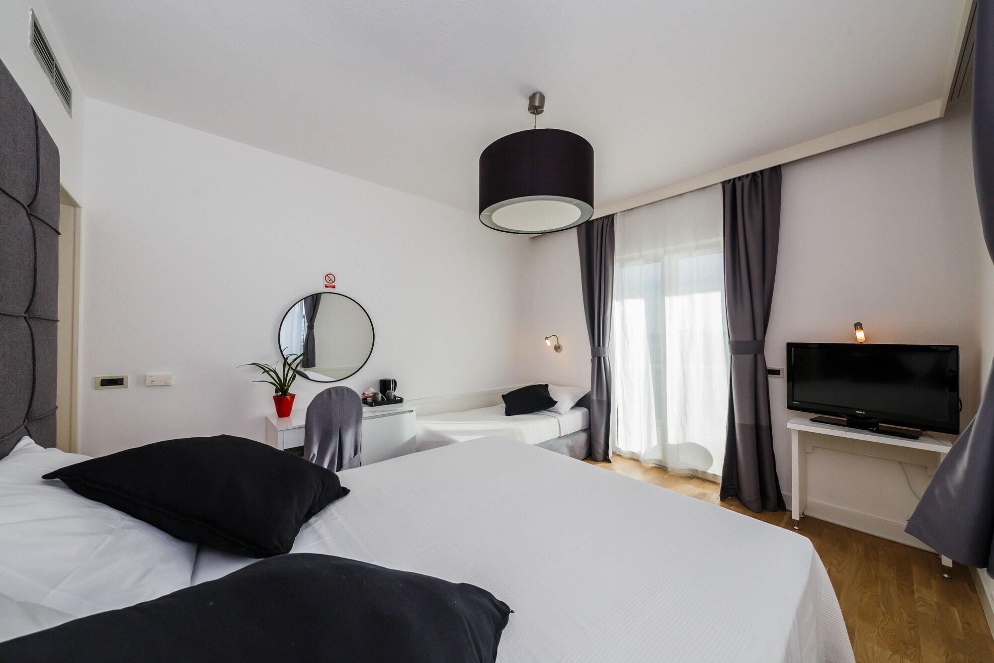 Hotel Villa Zarko Kaštel Stari Buitenkant foto