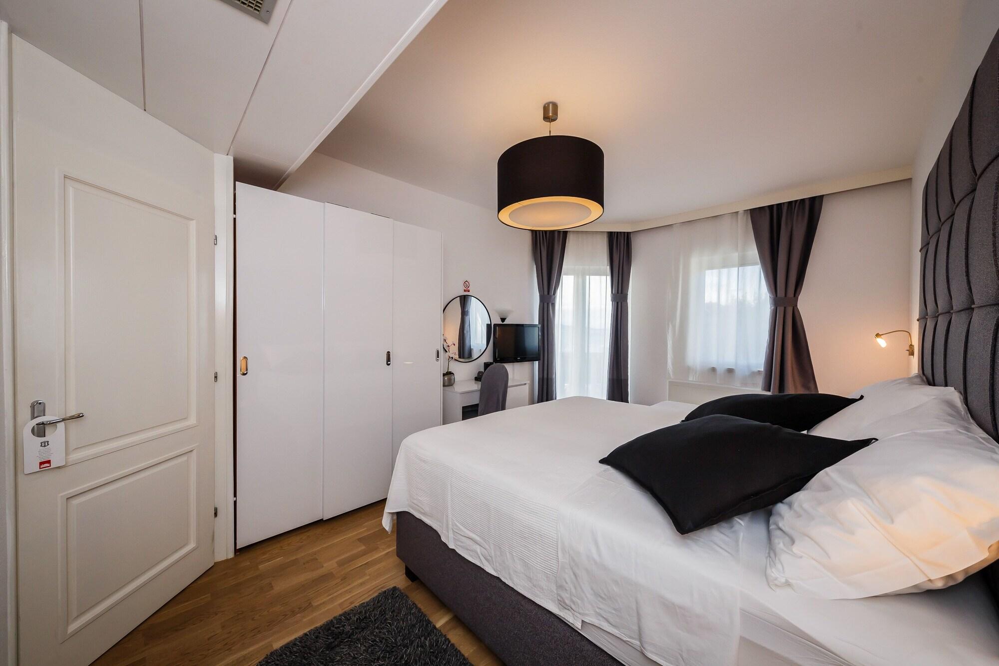 Hotel Villa Zarko Kaštel Stari Buitenkant foto