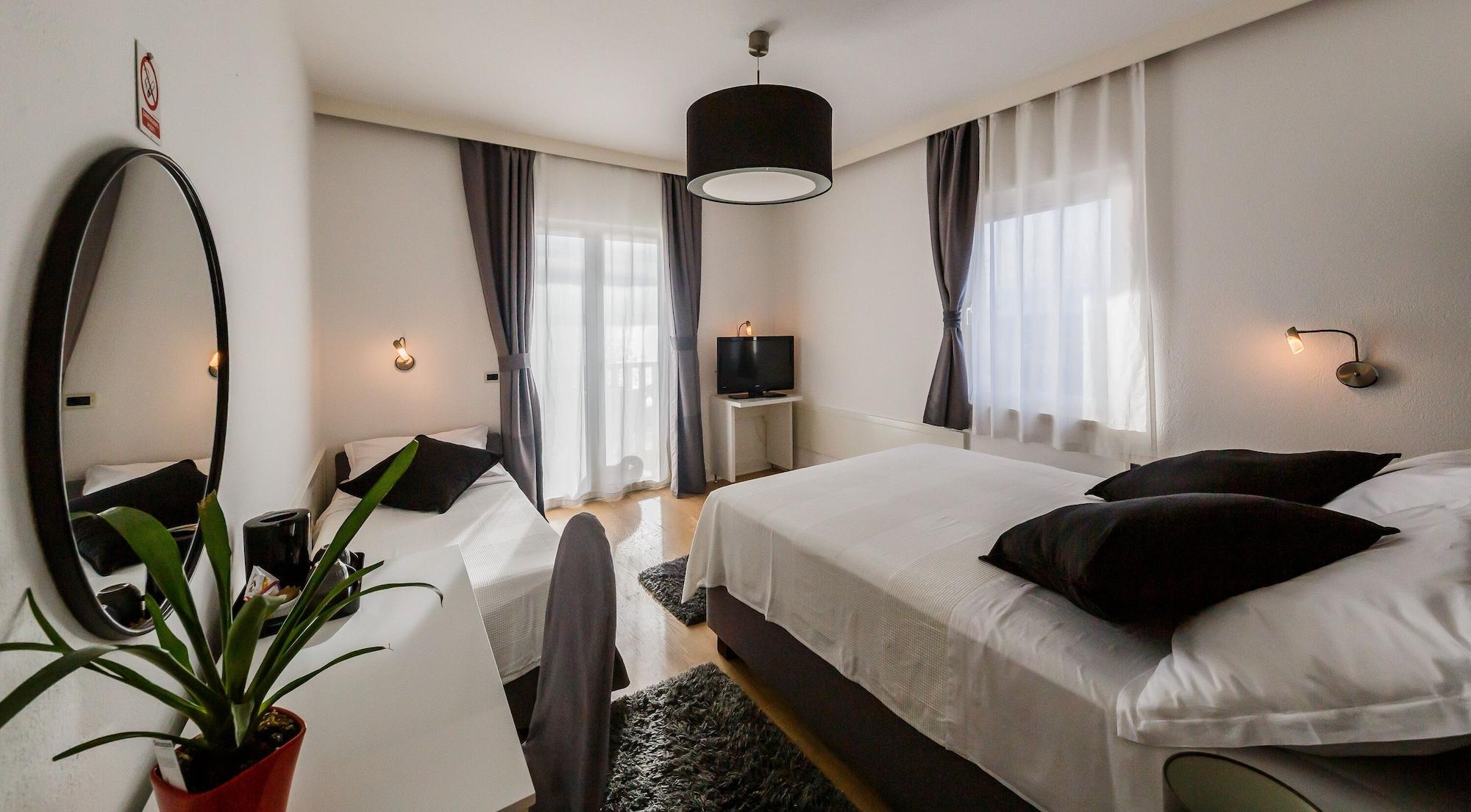 Hotel Villa Zarko Kaštel Stari Buitenkant foto