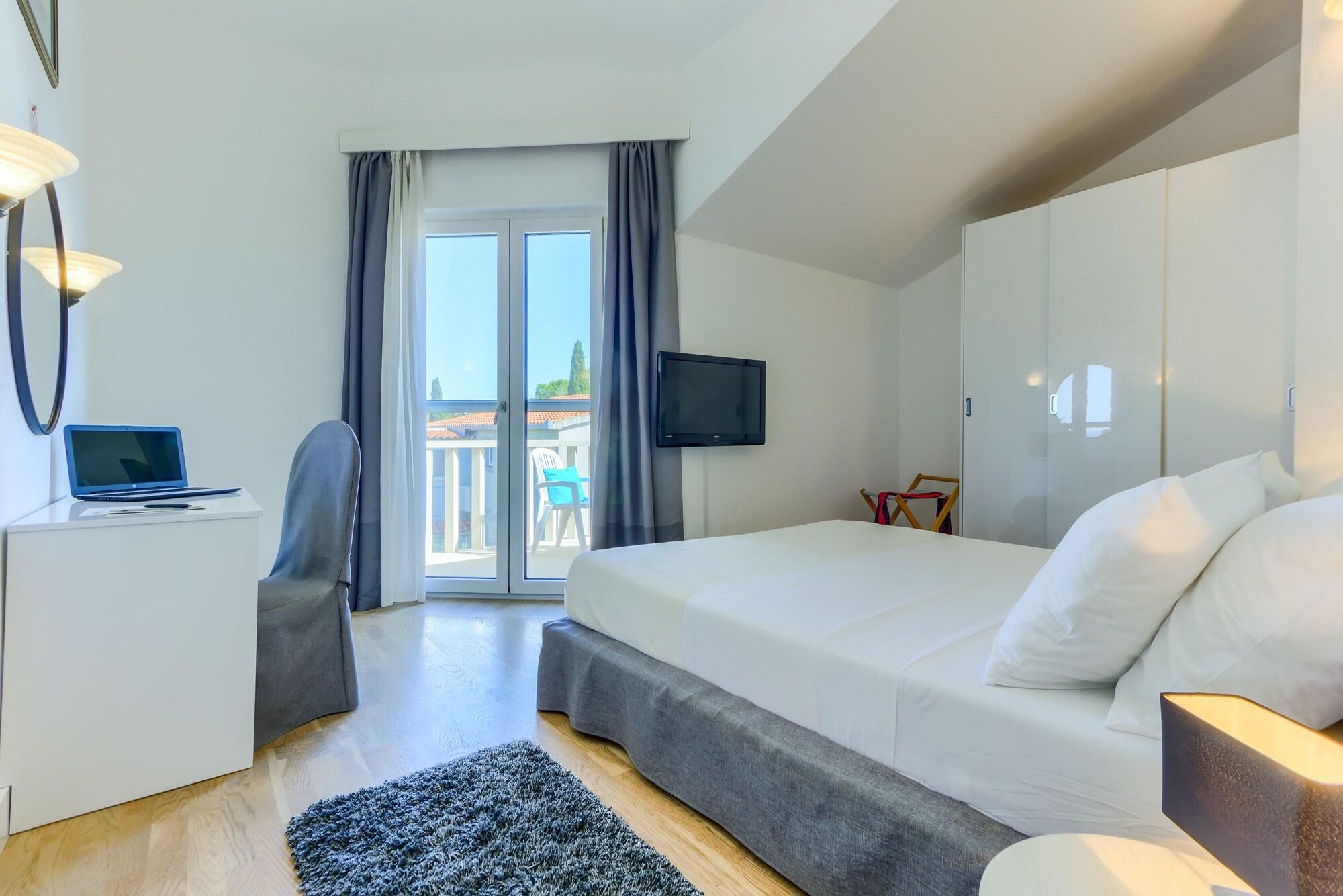 Hotel Villa Zarko Kaštel Stari Buitenkant foto
