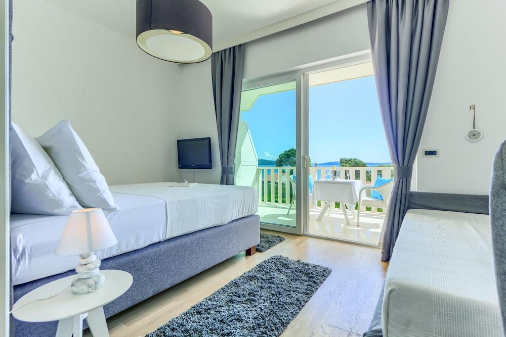 Hotel Villa Zarko Kaštel Stari Buitenkant foto