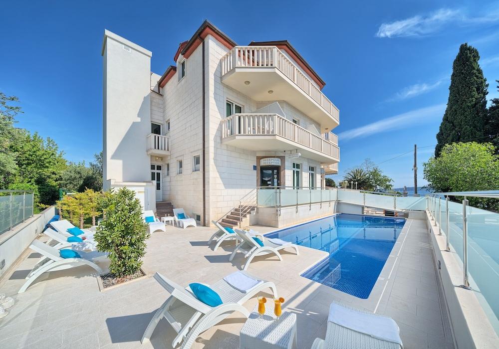 Hotel Villa Zarko Kaštel Stari Buitenkant foto