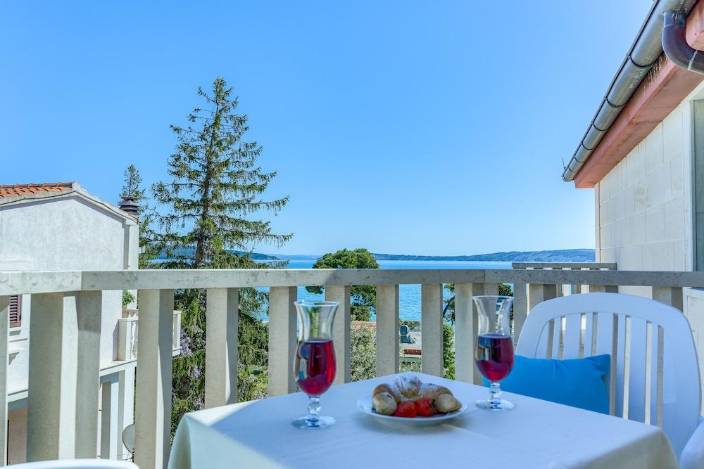 Hotel Villa Zarko Kaštel Stari Buitenkant foto